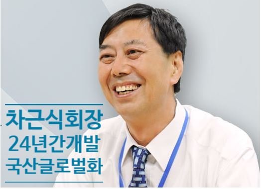 혈당은 혈액 속에 함유되어 있는 포도당을 의미합니다. 필수적인 에너지원으로 작용하며, 정상적인 혈당 수준을 유지하는 것은 건강에 매우 중요합니다. 그러므로 혈당 검사는 당뇨병과 같은 대사성 질환의 초기 징후를 발견하는 데 사용되며 정기적인 혈당 검사를 통해 조기 발견하고 조치를 취할 수 있습니다. 그리고 유럽연합(EU)에서는 체외 진단 의료기기의 안전성과 성능을 보장하기 위해 CE 마크 인증 획득이 필수적입니다. 그래서 아이센스의 인증 획득의 의미는 아시아는 물론 유럽과 CE 마킹이 요구되는 선진 시장에서의 i-SENS의 혈당 관리 진단 기기로 제품 경쟁력을 강화할 수 있게 되었습니다. 이미 미국에서 원격 모니터링 관련 비즈니스는 폭발적으로 성장하고 있습니다. 이미 미국에서 아이센스의 자회사가 만성질환자를 대상으로 원격 모니터링 서비스를 제공하고 있어 시너지도 크게 기대하고 있으며 아이세스의 연속혈당측정기는 정밀하고 신속한 진단과 지속적인 원격 모니터링 서비스는 많은 환자들에게도 의료 혜택을 제공할 것입니다.